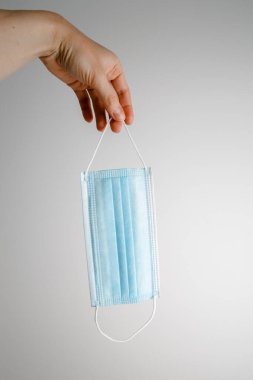 Mavi maskeli bir kadın. Covid-19 salgın konsepti. Coronavirüs