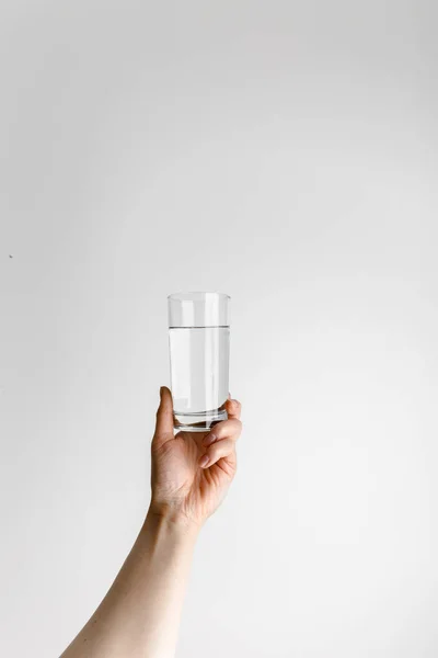 Een Vrouw Die Een Glas Water Vasthoudt Witte Achtergrond Covid — Stockfoto