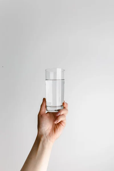 Mano Mujer Sosteniendo Vaso Agua Fondo Blanco Concepto Pandémico Covid — Foto de Stock