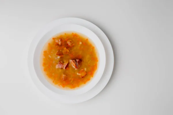 煮好的豆类和蔬菜放在一个碗里 里波利塔传统的象牙干豌豆汤 配碎豌豆 美味的开胃脂肪丰富的扁豆汤 用纸巾装饰 德国豌豆汤加培根 — 图库照片