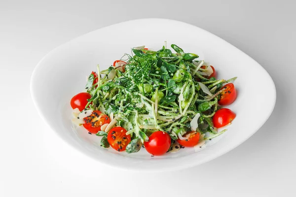 토마토 배경이 가벼운 샐러드 콘셉트 야채와 — 스톡 사진