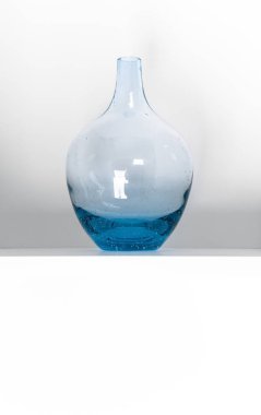 Sörf yeşili ve mavi cam vazo beyaz arkaplanda