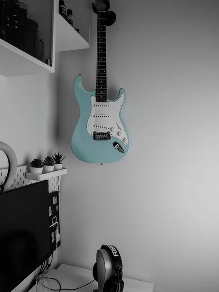 Surf Green Electric Guitar White Wall — Fotografia de Stock