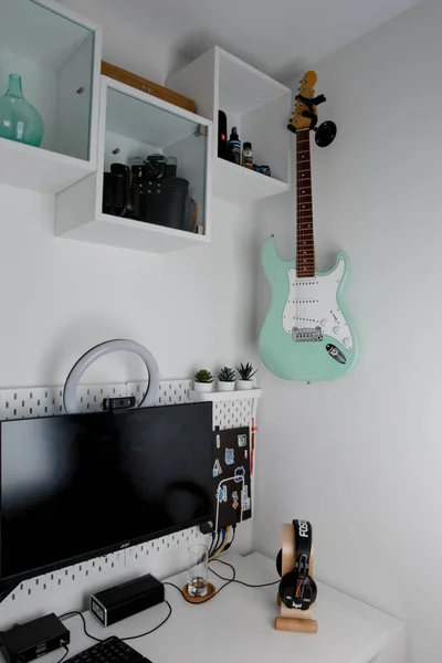 Surf Green Electric Guitar White Wall —  Fotos de Stock
