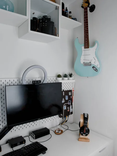 Surf Green Electric Guitar White Wall —  Fotos de Stock