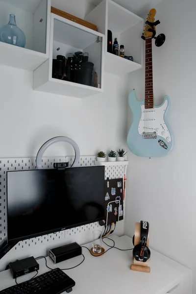 白い壁に緑のエレクトリックギターをサーフィン — ストック写真