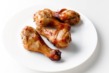 Beyaz tabakta ızgara tavuk budu. Hint mutfağı kavramı. Portakallı ballı hardal sosu. Kızarmış tavuk budu..