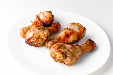 Beyaz tabakta ızgara tavuk budu. Hint mutfağı kavramı. Portakallı ballı hardal sosu. Kızarmış tavuk budu..