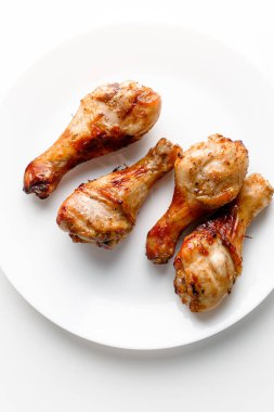 Beyaz tabakta ızgara tavuk budu. Hint mutfağı kavramı. Portakallı ballı hardal sosu. Kızarmış tavuk budu..