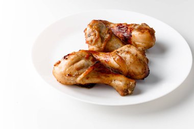 Beyaz tabakta ızgara tavuk budu. Hint mutfağı kavramı. Portakallı ballı hardal sosu. Kızarmış tavuk budu..