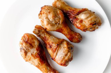 Beyaz tabakta ızgara tavuk budu. Hint mutfağı kavramı. Portakallı ballı hardal sosu. Kızarmış tavuk budu..