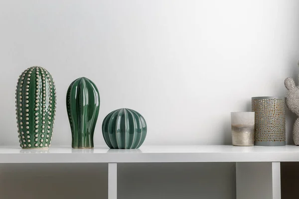 Dekorative Künstliche Keramikkakteen Sukkulenten Und Kakteen Auf Weißem Wandhintergrund Kerzenständer — Stockfoto