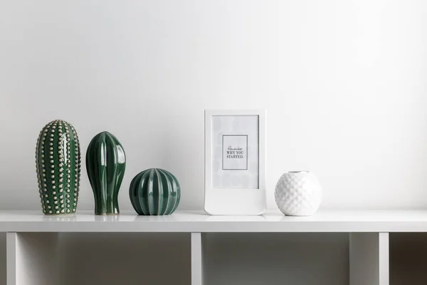 Dekorative Künstliche Keramikkakteen Sukkulenten Und Kakteen Auf Weißem Wandhintergrund Kerzenständer — Stockfoto