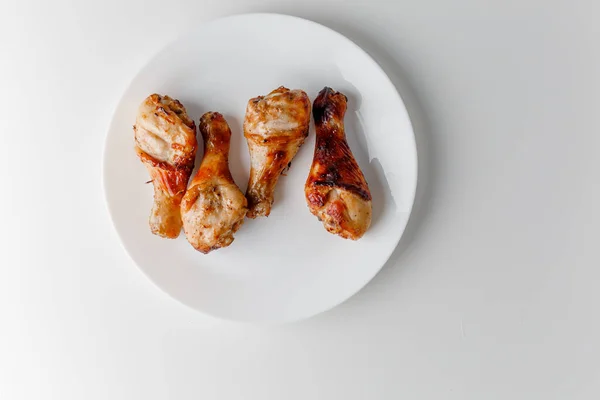 Kaki Ayam Panggang Bbq Piring Putih Konsep Masakan India Saus — Stok Foto