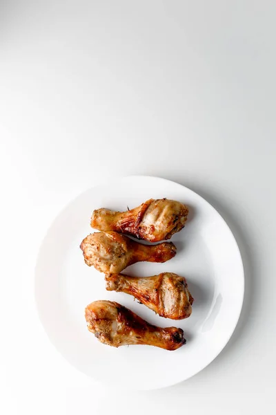 Kaki Ayam Panggang Bbq Piring Putih Konsep Masakan India Saus — Stok Foto