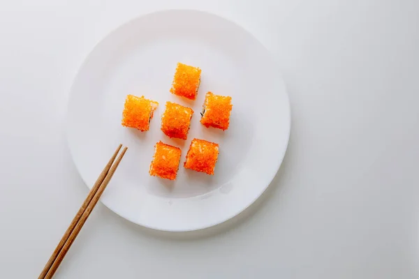 日本菜 麻木寿司和黑日寿司 寿司卷 鱼鲑鱼 奶油奶酪 芝麻酱 芥末和泡菜姜 — 图库照片