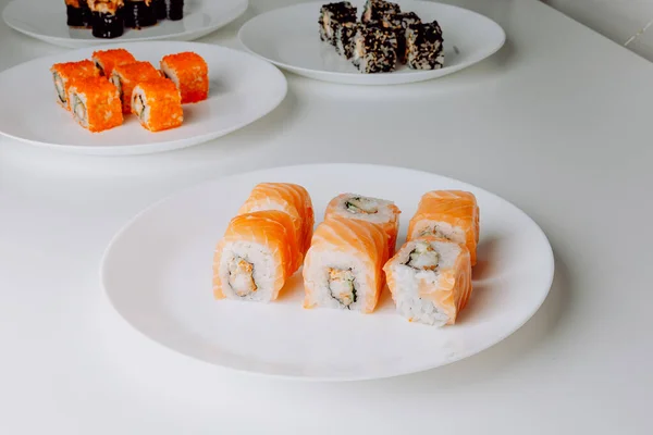 日本菜 麻木寿司和黑日寿司 寿司卷 鱼鲑鱼 奶油奶酪 芝麻酱 芥末和泡菜姜 — 图库照片