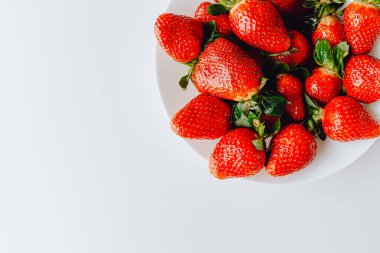 Beyaz arka planda duran büyük bir kırmızı sulu tatlı ve en güzel çilek grubu. Taze çilek duvar kağıdı. Taze organik böğürtlen makrosu. Meyve arkaplanı.