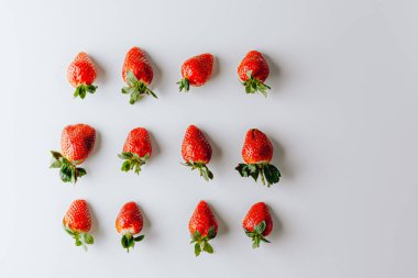 Beyaz arka planda duran büyük bir kırmızı sulu tatlı ve en güzel çilek grubu. Taze çilek duvar kağıdı. Taze organik böğürtlen makrosu. Meyve arkaplanı.