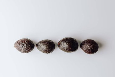 Yeşil ve beyaz arka planda taze organik avokadolar. Kırpma yolu ile. Taze, yarım ve dilimlenmiş avokado izole, üst görünüm..