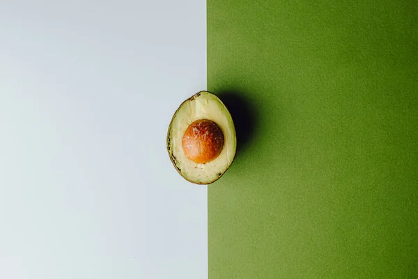 Verse Biologische Hass Avocados Een Groene Witte Achtergrond Met Een — Stockfoto