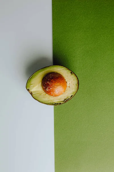 Verse Biologische Hass Avocados Een Groene Witte Achtergrond Met Een — Stockfoto