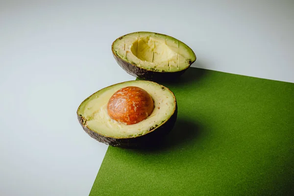 Verse Biologische Hass Avocados Een Groene Witte Achtergrond Met Een — Stockfoto