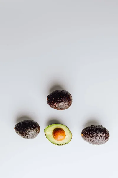 Verse Biologische Hass Avocados Een Groene Witte Achtergrond Met Een — Stockfoto