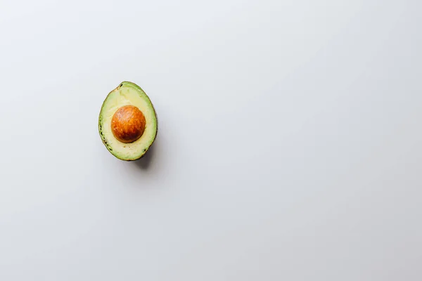 Verse Biologische Hass Avocados Een Groene Witte Achtergrond Met Een — Stockfoto