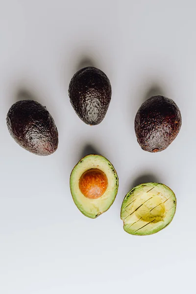 Verse Biologische Hass Avocados Een Groene Witte Achtergrond Met Een — Stockfoto