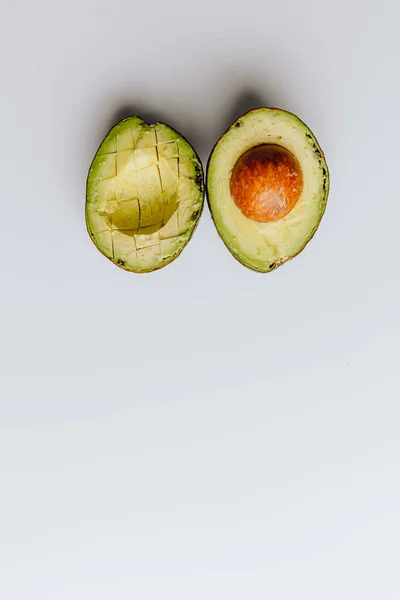 Verse Biologische Hass Avocados Een Groene Witte Achtergrond Met Een — Stockfoto