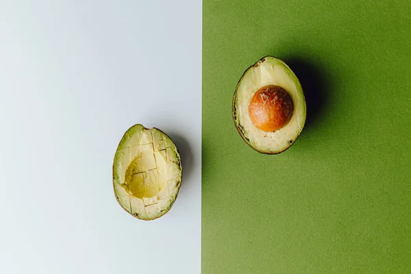 Verse Biologische Hass Avocados Een Groene Witte Achtergrond Met Een — Stockfoto