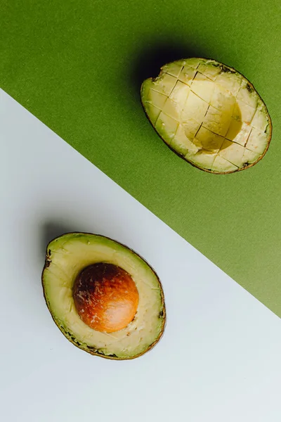 Verse Biologische Hass Avocados Een Groene Witte Achtergrond Met Een — Stockfoto