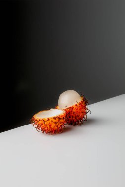 Rambutan kırpma yolu ile beyaz üzerinde izole. Taze Rambutan, Tayland 'ın lezzetli meyveleri.. 