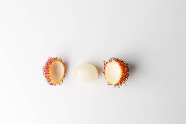 Rambutan kırpma yolu ile beyaz üzerinde izole. Taze Rambutan, Tayland 'ın lezzetli meyveleri.. 