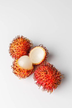 Rambutan kırpma yolu ile beyaz üzerinde izole. Taze Rambutan, Tayland 'ın lezzetli meyveleri.. 