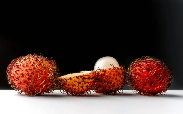 Rambutan Isolado Branco Com Caminho Recorte Rambutan Fresco Doce Fruta — Fotografia de Stock