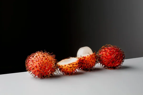 Rambutan Isolado Branco Com Caminho Recorte Rambutan Fresco Doce Fruta — Fotografia de Stock