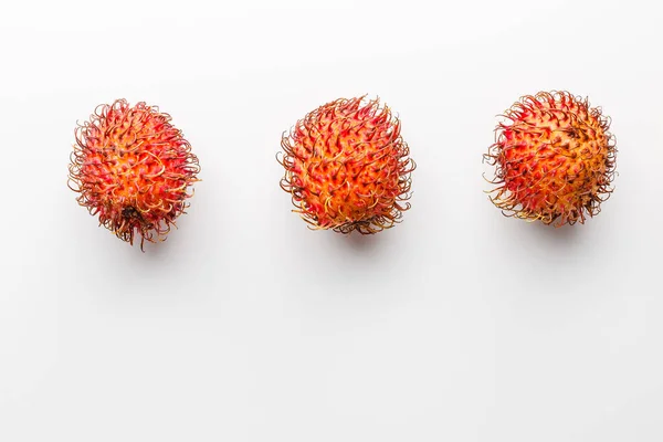 Rambutan Isolado Branco Com Caminho Recorte Rambutan Fresco Doce Fruta — Fotografia de Stock