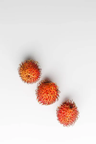 Rambutan Isolado Branco Com Caminho Recorte Rambutan Fresco Doce Fruta — Fotografia de Stock