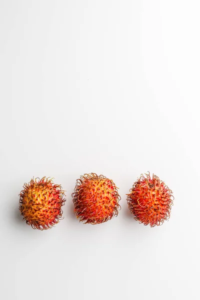 Rambutan Isolado Branco Com Caminho Recorte Rambutan Fresco Doce Fruta — Fotografia de Stock