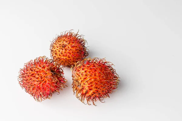 Rambutan Aislado Blanco Con Camino Recorte Fresco Rambutan Dulce Deliciosa —  Fotos de Stock