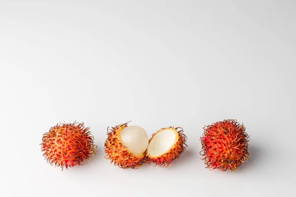 Rambutan Isolado Branco Com Caminho Recorte Rambutan Fresco Doce Fruta — Fotografia de Stock