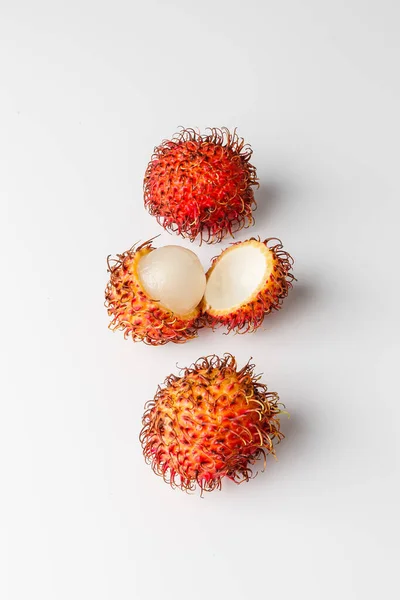 Rambutan Isolado Branco Com Caminho Recorte Rambutan Fresco Doce Fruta — Fotografia de Stock