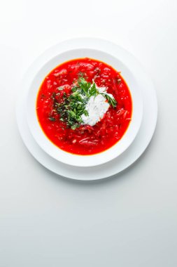 Pancar kırmızısı çorbası, pancar çorbası. Geleneksel Ukrayna ya da Rus çorbası, ekşi kremalı, taze maydanozlu ve dereotlu. Beyaz arkaplan. 