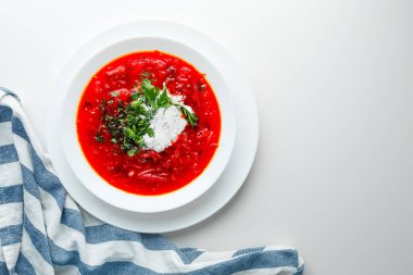 Pancar kırmızısı çorbası, pancar çorbası. Geleneksel Ukrayna ya da Rus çorbası, ekşi kremalı, taze maydanozlu ve dereotlu. Beyaz arkaplan. 
