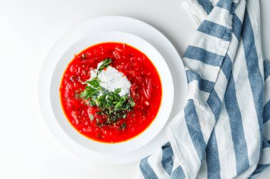 Pancar kırmızısı çorbası, pancar çorbası. Geleneksel Ukrayna ya da Rus çorbası, ekşi kremalı, taze maydanozlu ve dereotlu. Beyaz arkaplan. 