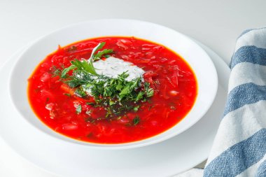 Pancar kırmızısı çorbası, pancar çorbası. Geleneksel Ukrayna ya da Rus çorbası, ekşi kremalı, taze maydanozlu ve dereotlu. Beyaz arkaplan. 