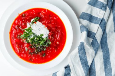 Pancar kırmızısı çorbası, pancar çorbası. Geleneksel Ukrayna ya da Rus çorbası, ekşi kremalı, taze maydanozlu ve dereotlu. Beyaz arkaplan. 