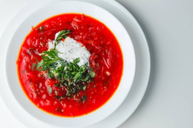 Pancar kırmızısı çorbası, pancar çorbası. Geleneksel Ukrayna ya da Rus çorbası, ekşi kremalı, taze maydanozlu ve dereotlu. Beyaz arkaplan. 